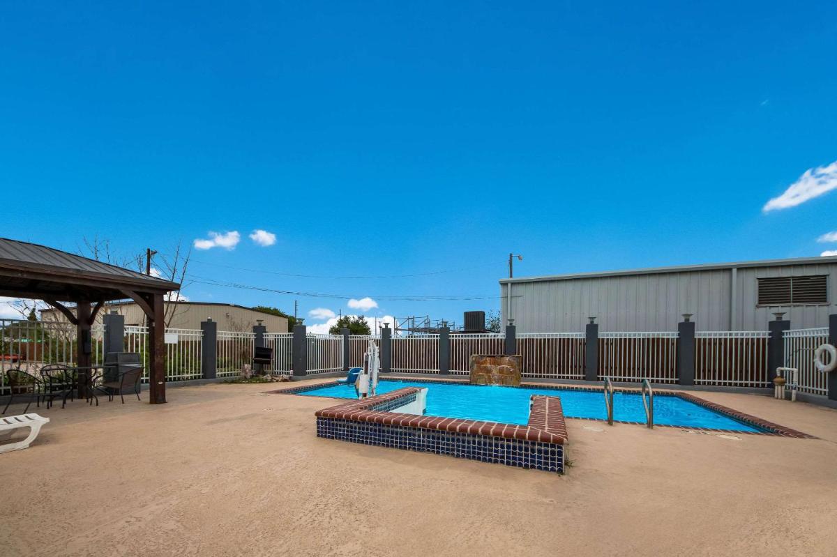 Rodeway Inn & Suites Corpus Christi Northwest - Housity