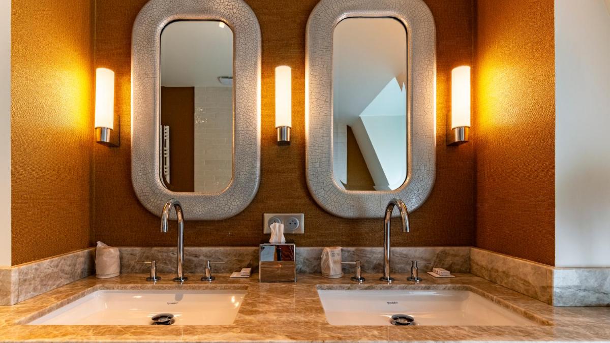 Salle de bains dans l'établissement Continental Hotel