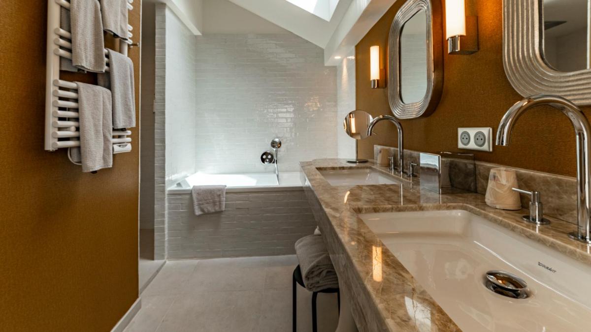 Salle de bains dans l'établissement Continental Hotel