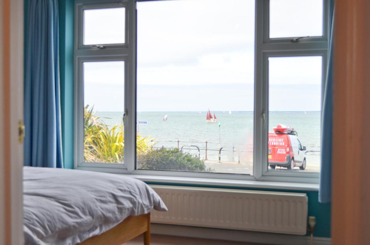 Princes Esplanade-Luxury Beachfront House with Balcony a stone throw from Gurnard Beach - Housity