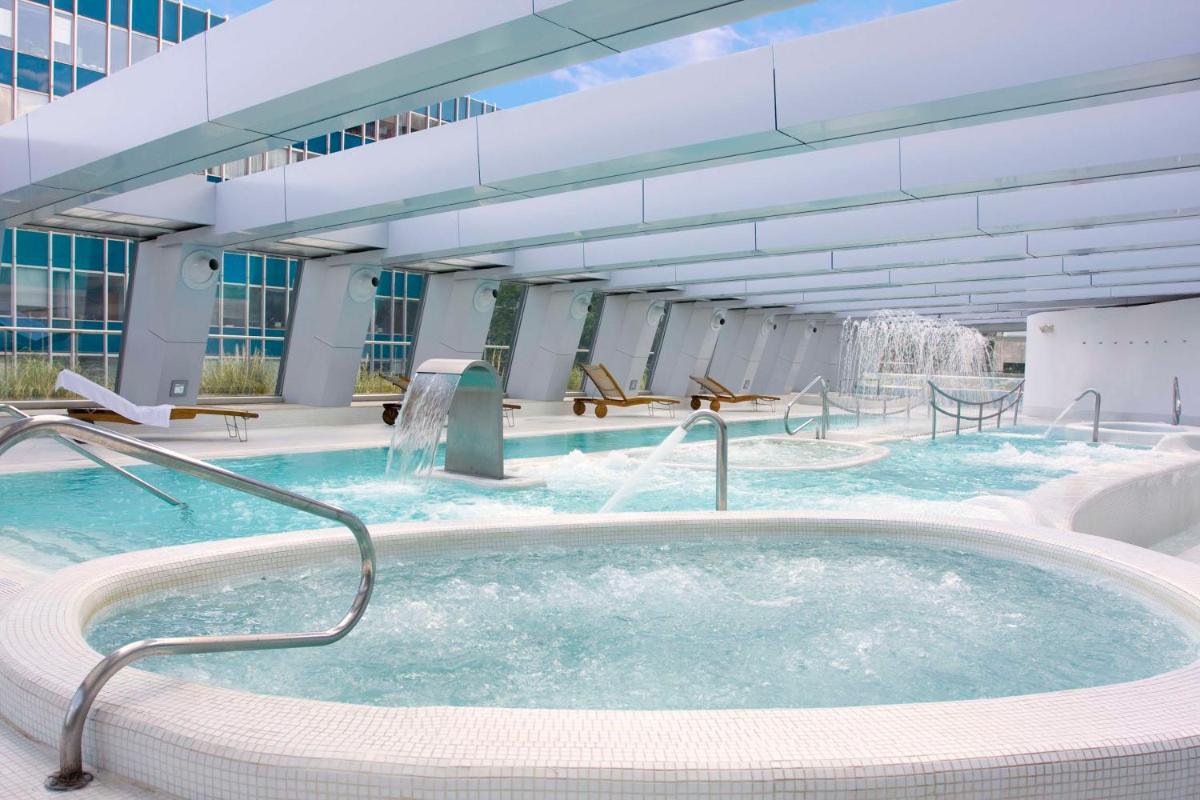 una gran piscina con jacuzzi en NH Collection Madrid Eurobuilding, en Madrid