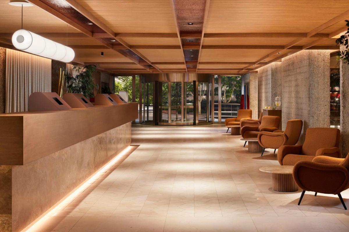 Un vestíbulo con sillas y una sala de espera. en NH Collection Madrid Eurobuilding, en Madrid