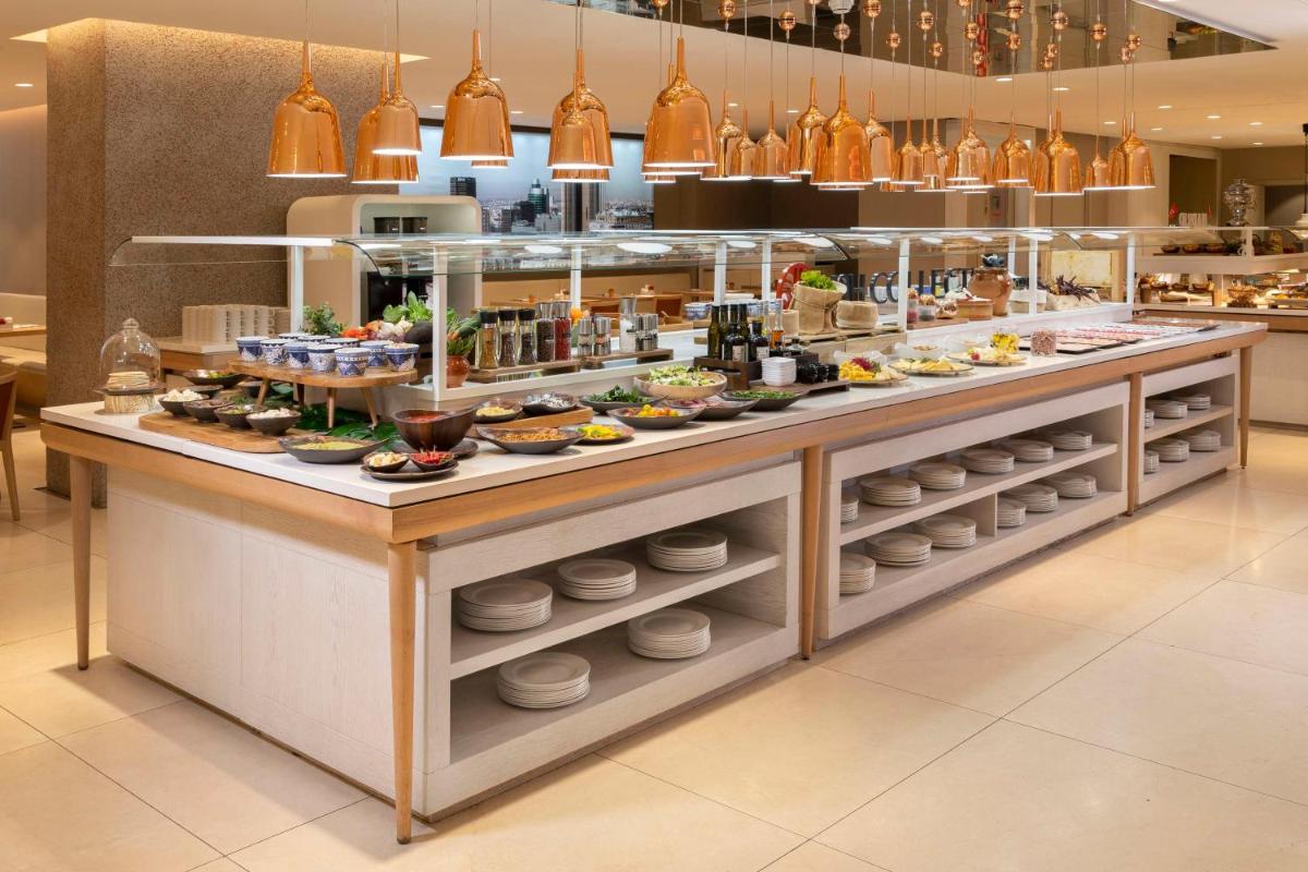 Comida en o cerca de este hotel