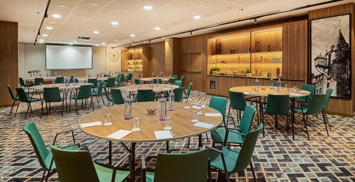 Un restaurante o sitio para comer en NH Collection Madrid Eurobuilding