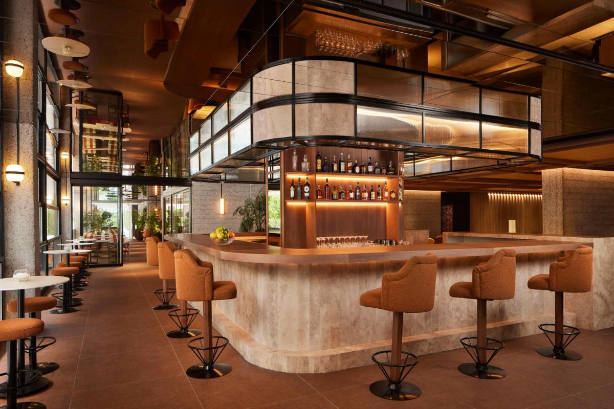 El salón o zona de bar de NH Collection Madrid Eurobuilding