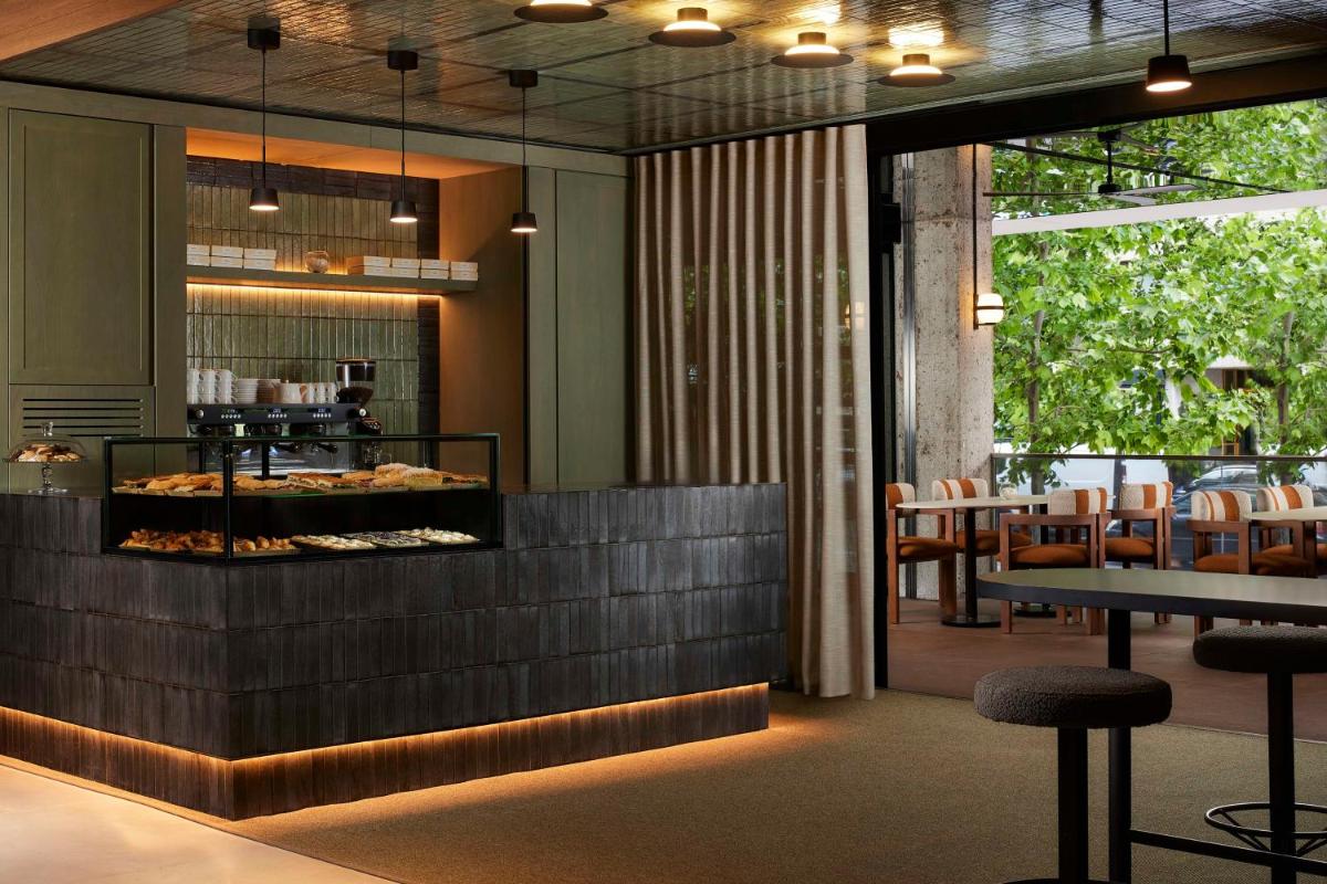 Un restaurante o sitio para comer en NH Collection Madrid Eurobuilding