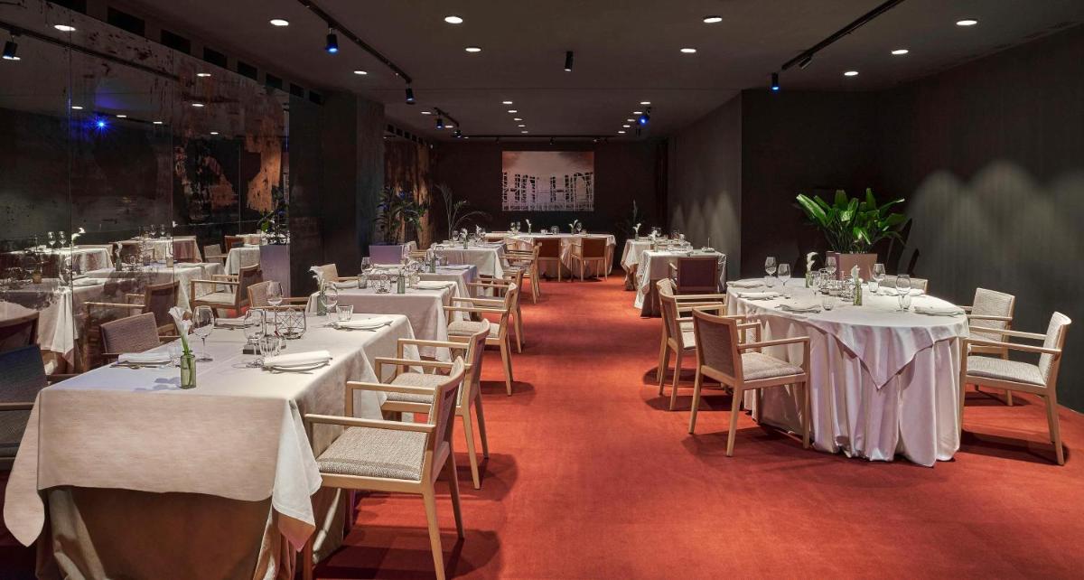 Un restaurante o sitio para comer en NH Collection Madrid Eurobuilding