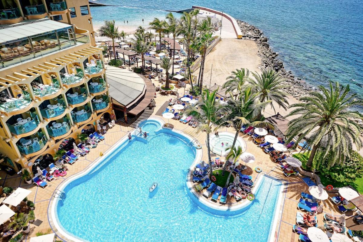 Una vista aérea de un complejo turístico con piscina. en Bull Dorado Beach & SPA, en La Playa de Arguineguín