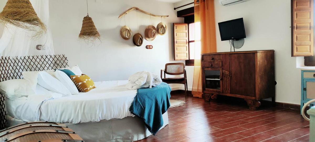 Una televisión o centro de entretenimiento en Hotel La Casa del Canónigo