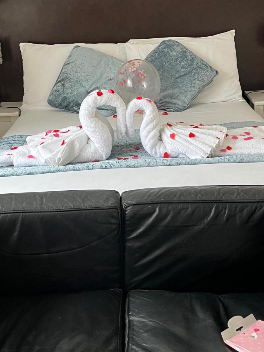 The Crown Bar & Guesthouse - Housity