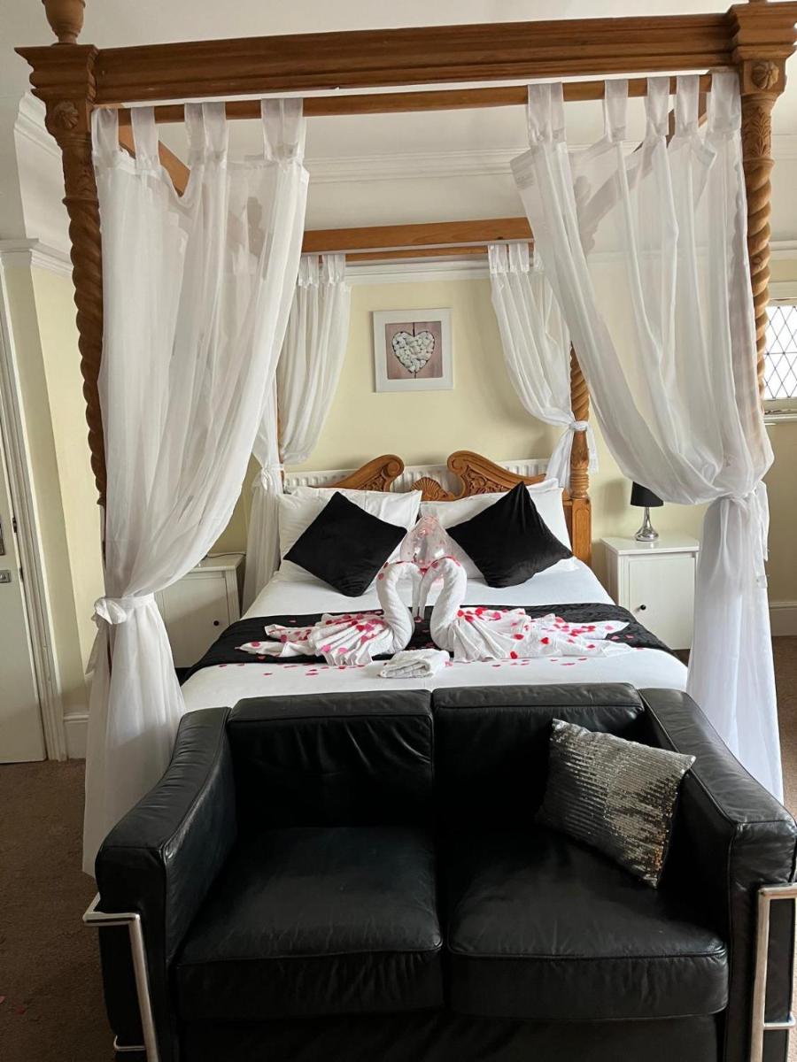 The Crown Bar & Guesthouse - Housity