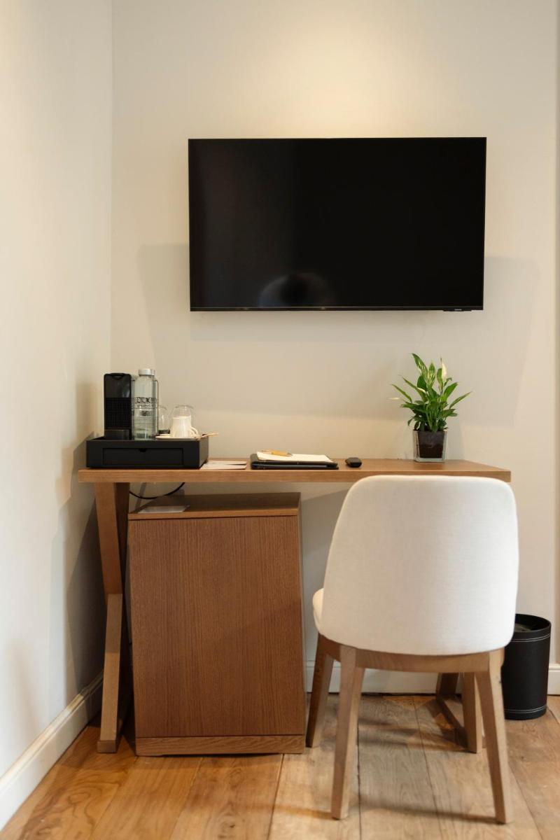 Una televisión o centro de entretenimiento en Hotel Boutique Sidonia