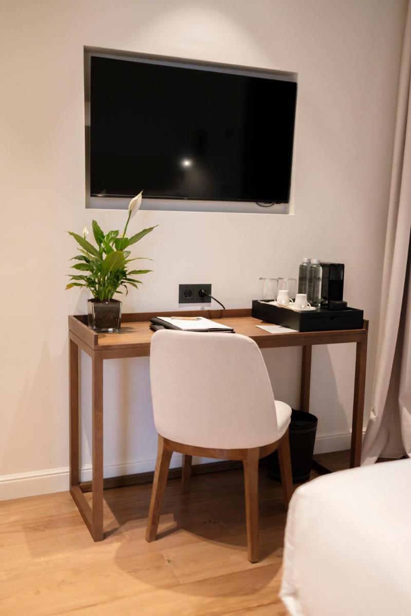 Una televisión o centro de entretenimiento en Hotel Boutique Sidonia