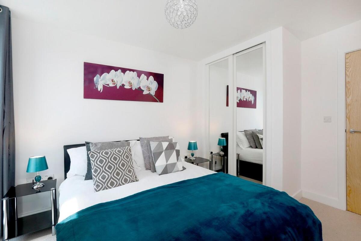 Redhill - Modern 1 Bedroom Apartment by Mobius Property - Housity