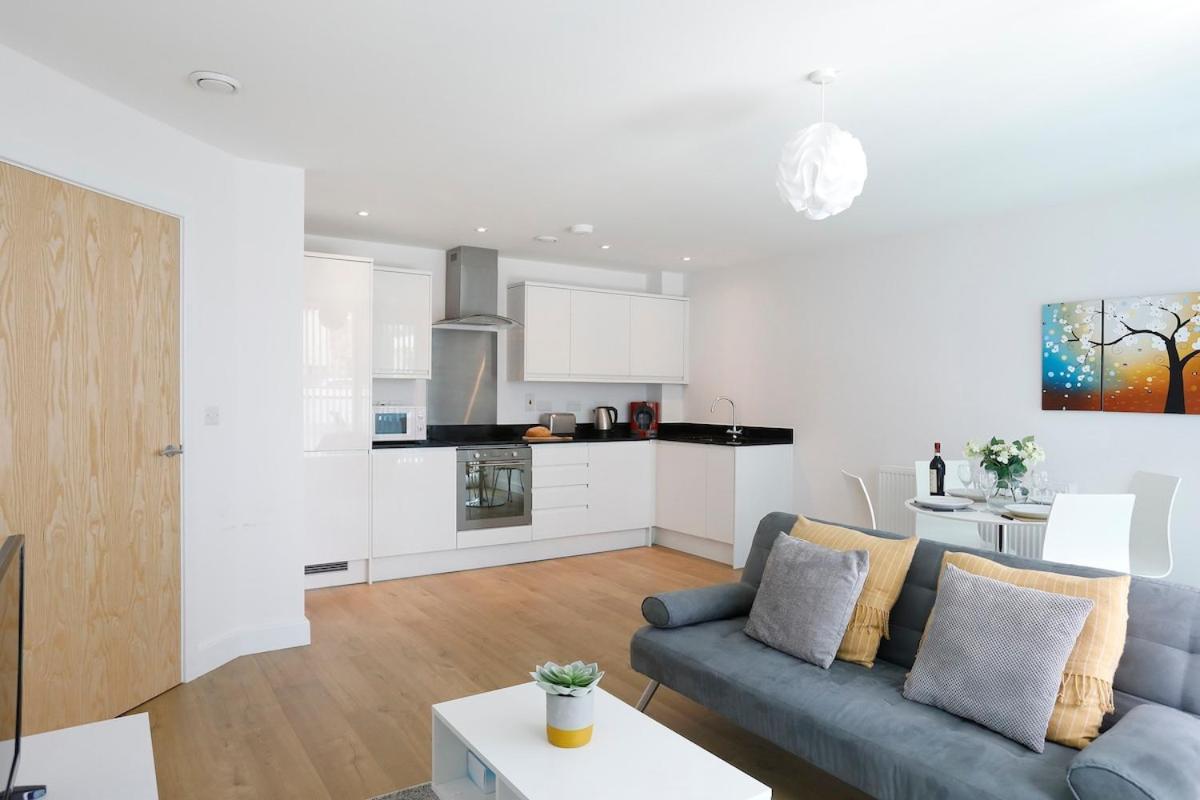 Redhill - Modern 1 Bedroom Apartment by Mobius Property - Housity