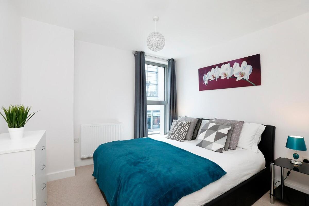 Redhill - Modern 1 Bedroom Apartment by Mobius Property - Housity