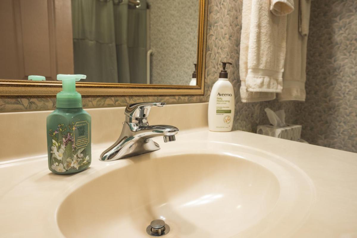 Hearthstone Inn & Suites - Housity