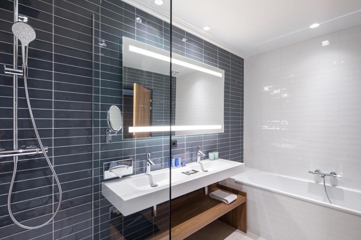 Salle de bains dans l'établissement Sainte-Barbe Hotel & Spa Le Conquet - MGallery Collection