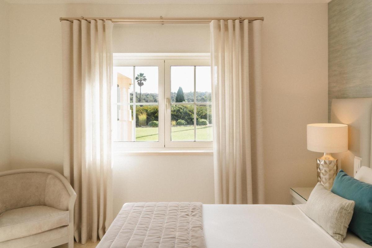 Uma cama ou camas num quarto em Vale d'Oliveiras Quinta Resort & Spa