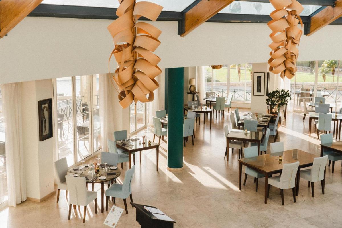 Um restaurante ou outro lugar para comer em Vale d'Oliveiras Quinta Resort & Spa