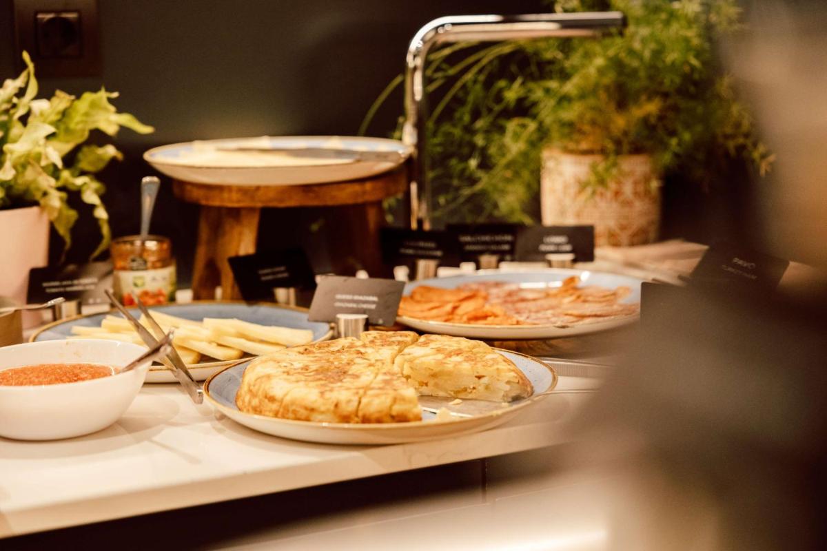Comida en o cerca de este hotel