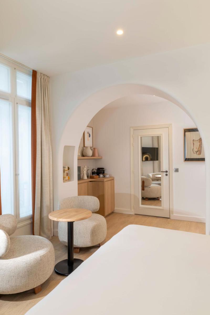 un salon avec deux chaises et une table dans l'établissement Madame Drouot & Spa - Opera, à Paris