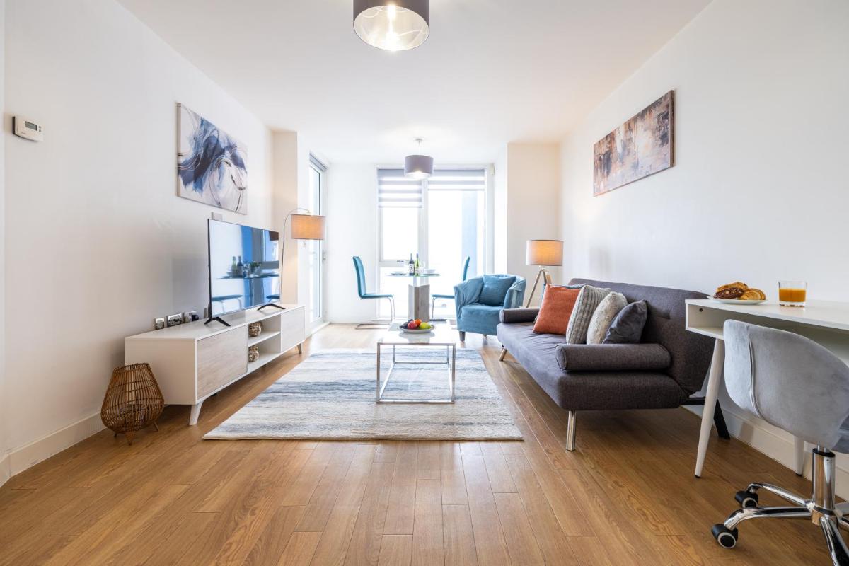 Stylish City Centre Apartment - Home From Home With Fully-Equipped Kitchen, Smart TV, Netflix, Superfast WiFi, Free Parking, Self Check-In - By Brightleap Apartments - Housity