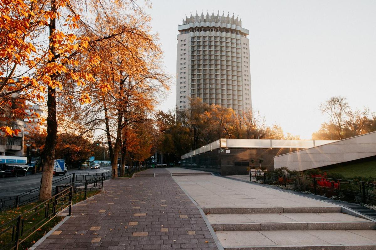 Центр города, оживленный район - Housity