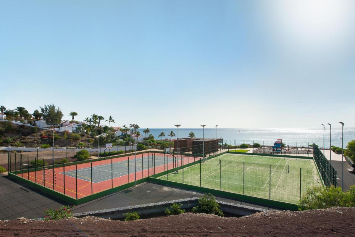 Instalaciones para jugar a tenis o squash en Iberostar Waves Gaviotas Park o alrededores