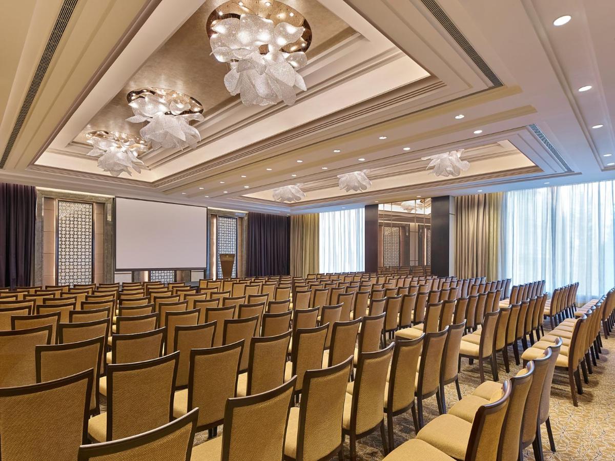 a conference room with chairs and a screen at Shangri-La Bengaluru in Bengaluru +111 photos a conference room with chairs and a screen at Shangri-La Bengaluru in Bengaluru +111 photos