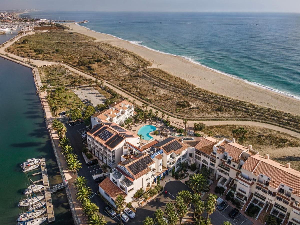 une vue aérienne du complexe et de la plage dans l'établissement Les Bulles de Mer - Hotel & Spa sur la Plage, à Saint-Cyprien