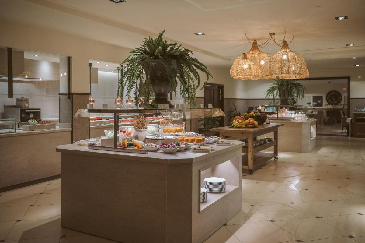 Comida en o cerca de este hotel