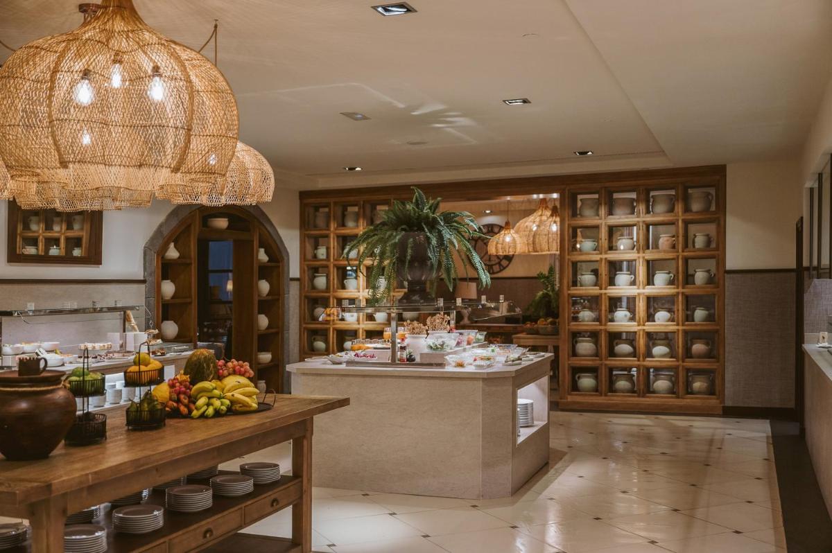 Comida en o cerca de este hotel