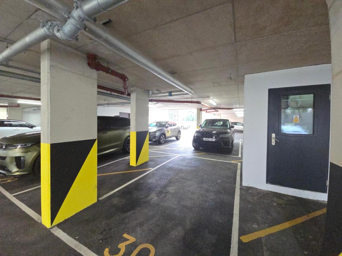 Snuggle Inn Serviced Apartments, Great choice for large groups, Contractors, Business Executives and Family Vacations in the stunning valley of Surrey Hills, secure Private Parking, Offering Easy Train Access to London, Gatwick airport, M25 - Housity