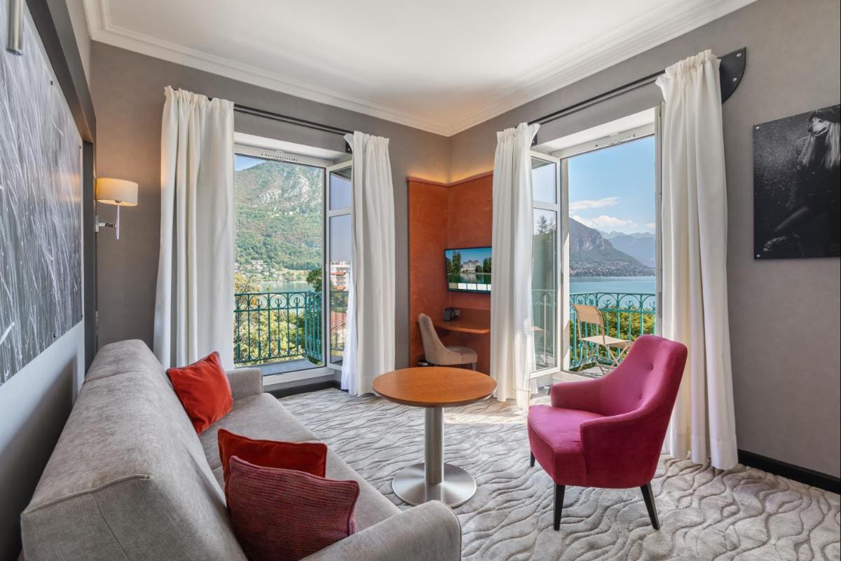 un salon avec un canapé et une table dans l'établissement Impérial Palace, à Annecy