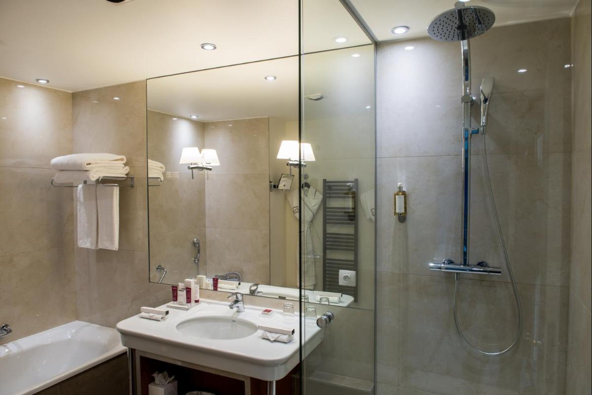 Salle de bains dans l'établissement Impérial Palace