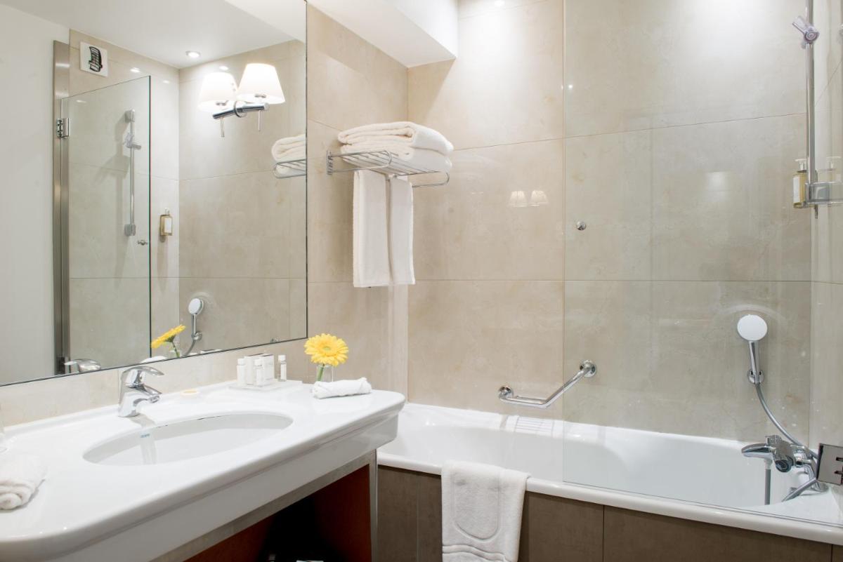Salle de bains dans l'établissement Impérial Palace
