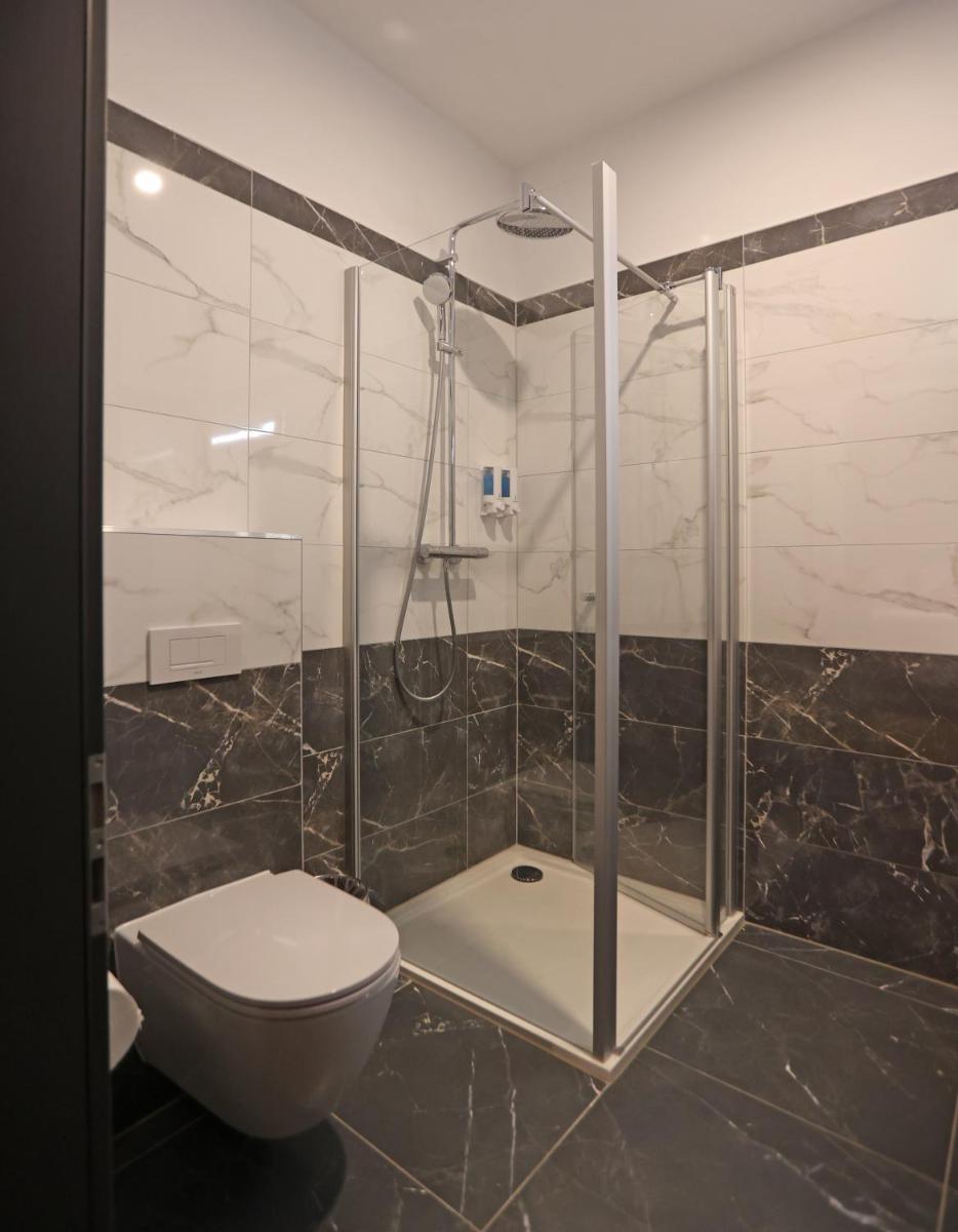 Ein Badezimmer in der Unterkunft Hotel Golden Pearl Magdeburg im Stadtzentrum Ein Badezimmer in der Unterkunft Hotel Golden Pearl Magdeburg im Stadtzentrum