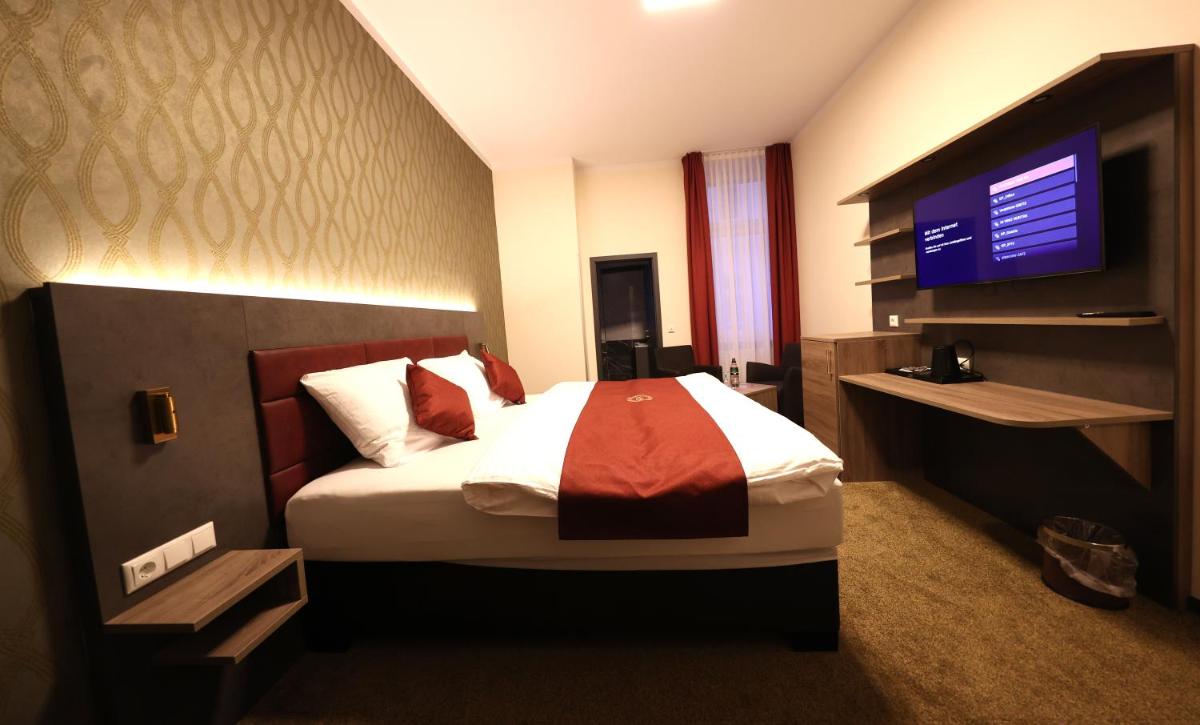 Ein Bett oder Betten in einem Zimmer der Unterkunft Hotel Golden Pearl Magdeburg im Stadtzentrum Ein Bett oder Betten in einem Zimmer der Unterkunft Hotel Golden Pearl Magdeburg im Stadtzentrum
