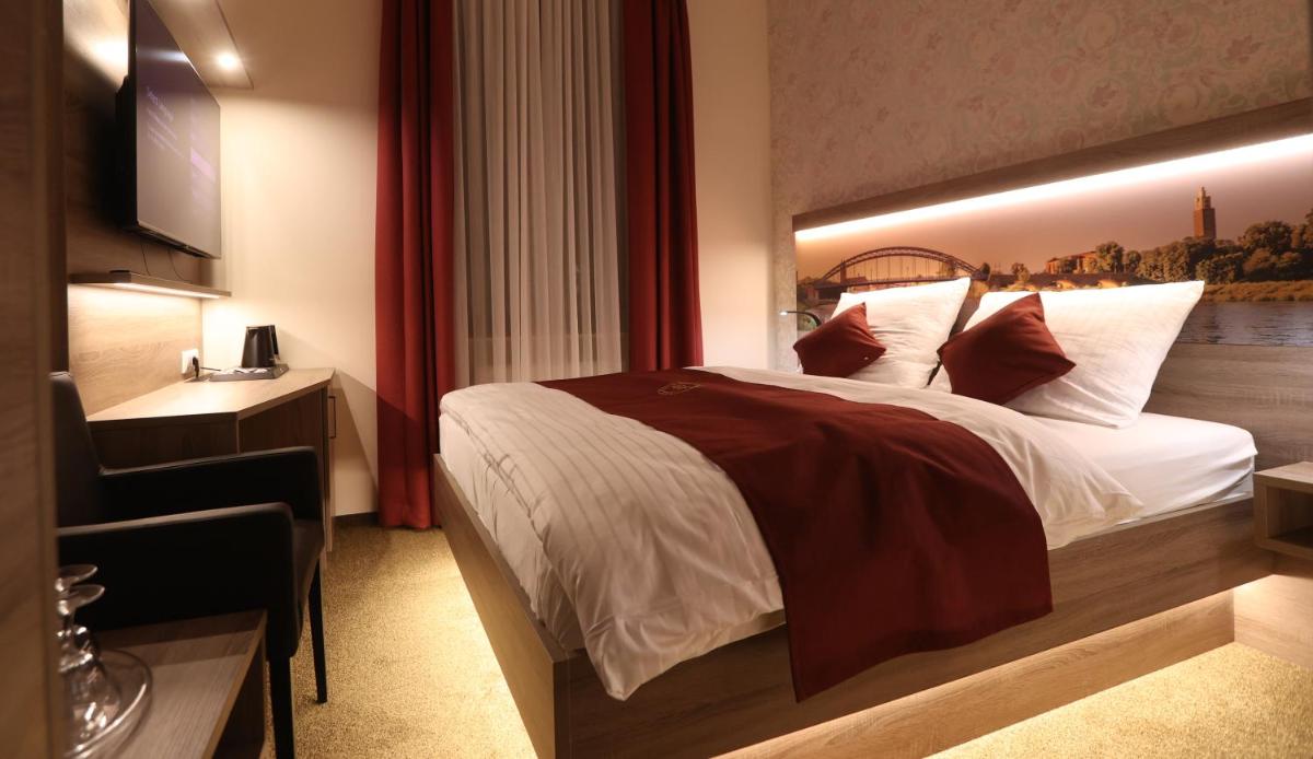Ein Bett oder Betten in einem Zimmer der Unterkunft Hotel Golden Pearl Magdeburg im Stadtzentrum Ein Bett oder Betten in einem Zimmer der Unterkunft Hotel Golden Pearl Magdeburg im Stadtzentrum