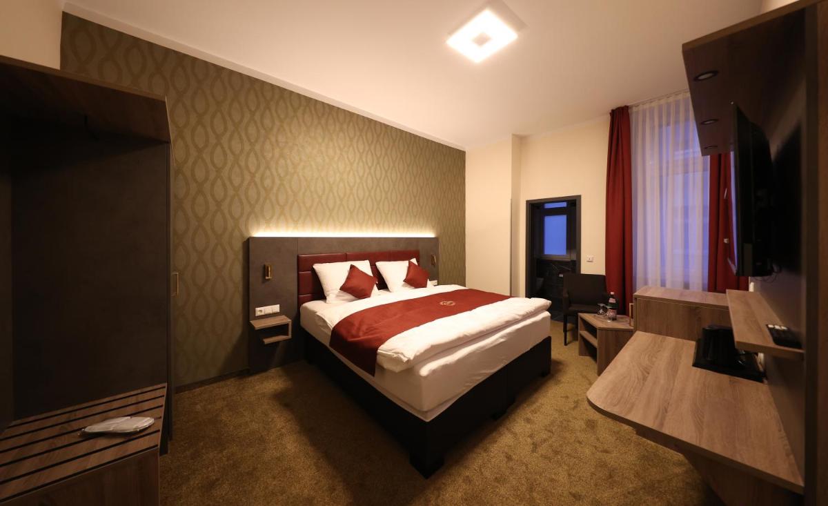 Ein Bett oder Betten in einem Zimmer der Unterkunft Hotel Golden Pearl Magdeburg im Stadtzentrum Ein Bett oder Betten in einem Zimmer der Unterkunft Hotel Golden Pearl Magdeburg im Stadtzentrum