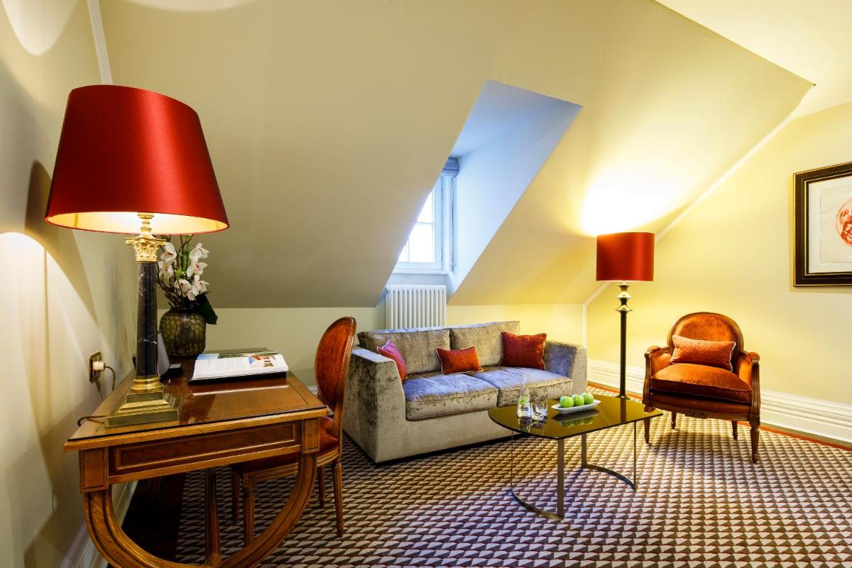 Ein Sitzbereich in der Unterkunft Althoff Grandhotel Schloss Bensberg