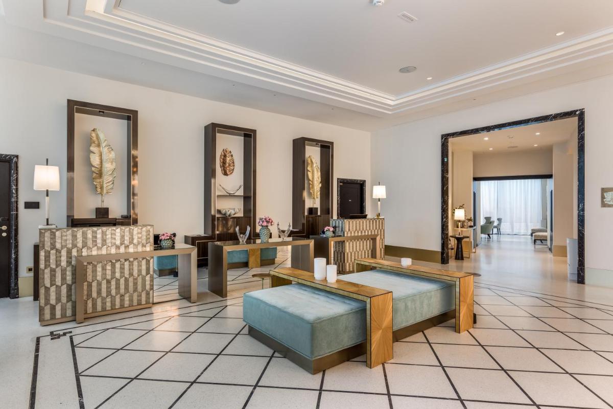 un salon avec des tables et des chaises dans une pièce dans l'établissement Maison Albar - Le Victoria, à Nice