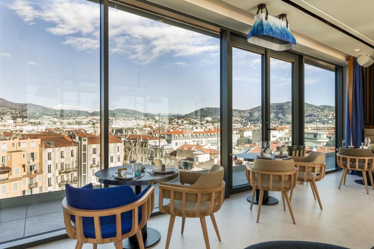 Vue générale sur la montagne ou vue sur la montagne depuis l'hôtel