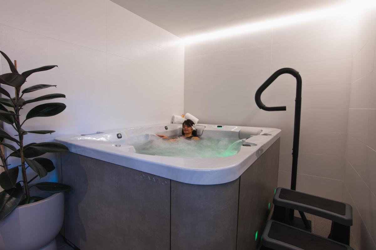 Salle de bains dans l'établissement The Originals City, Ara Hôtel, Landerneau