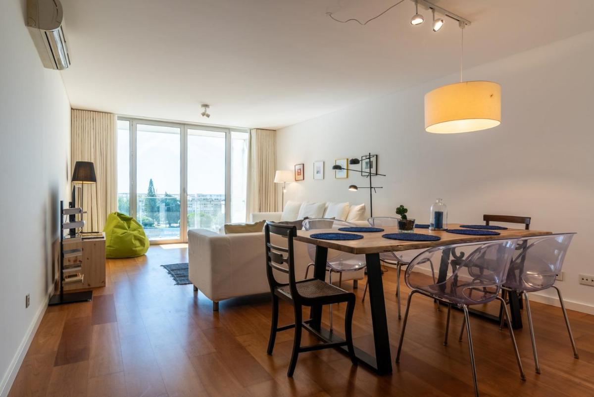 GuestReady - Alges Apt with Stunning Rooftop Pool - Housity