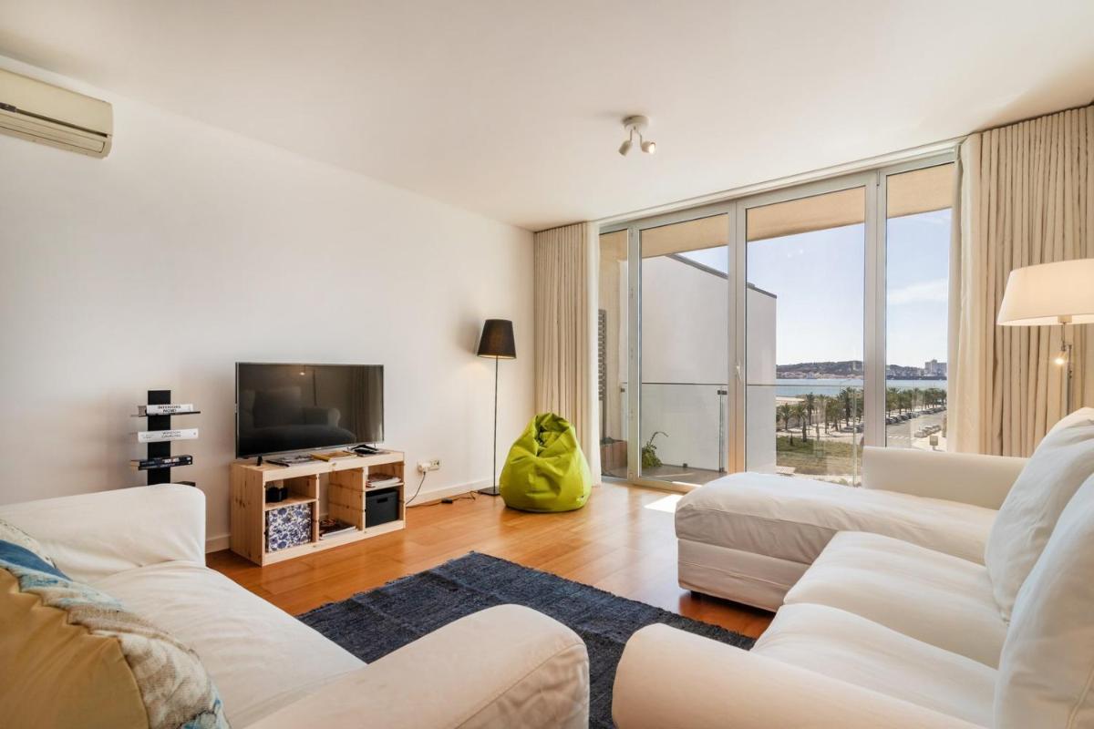 GuestReady - Alges Apt with Stunning Rooftop Pool - Housity