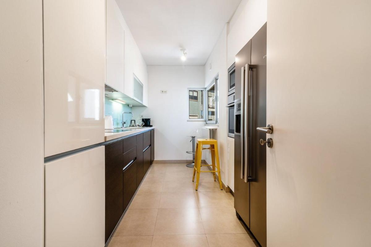 GuestReady - Alges Apt with Stunning Rooftop Pool - Housity