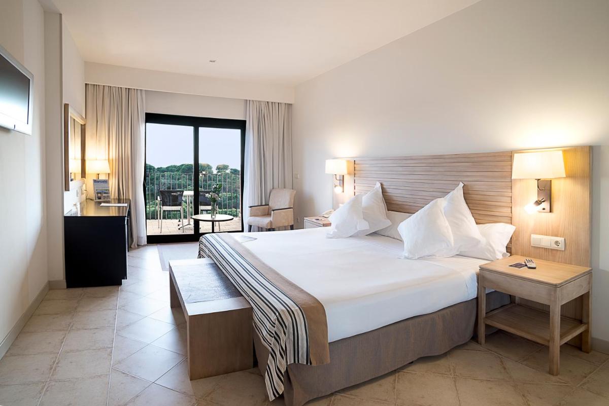 Cama o camas de una habitación en Barceló Punta Umbría Beach Resort