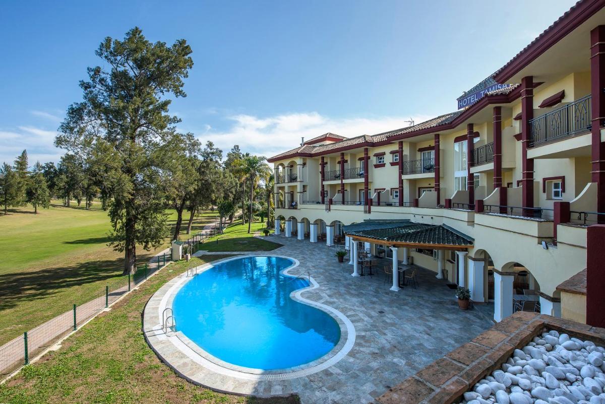 Una vista aérea de un edificio con piscina. en Hotel Tamisa Golf, en Mijas